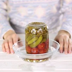 Ngâm nắp chai, lọ nước nóng giúp mở dễ dàng