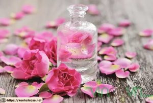 Nước cất hoa hồng thơm và sạch da 