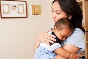 Trẻ cần cái ôm và câu nói yêu thương từ cha mẹ