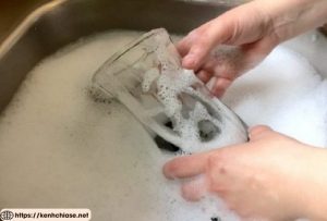 Rửa bình thật sạch với nước và xà bông