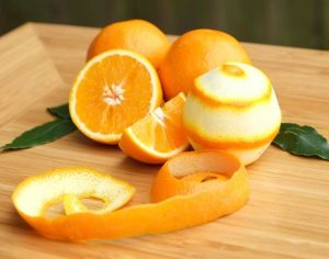 Gọt bỏ vỏ là biện pháp giúp loại bỏ vị đắng của nước cam