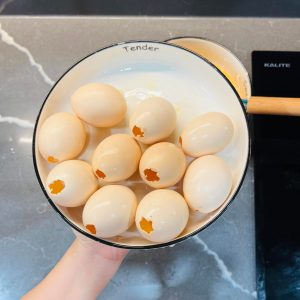 Trứng đục lỗ để làm trứng gà nướng