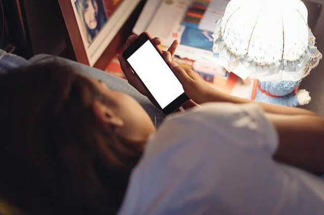 Hạn chế tiếp xúc với các thiết bị điện tử trước khi ngủ